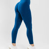 Un mannequin portant un legging de yoga sans couture bleu roi à taille haute et un haut assorti.
