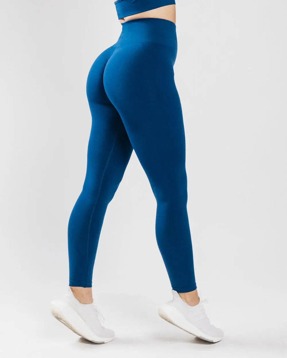 Un mannequin portant un legging de yoga sans couture bleu roi à taille haute et un haut assorti.