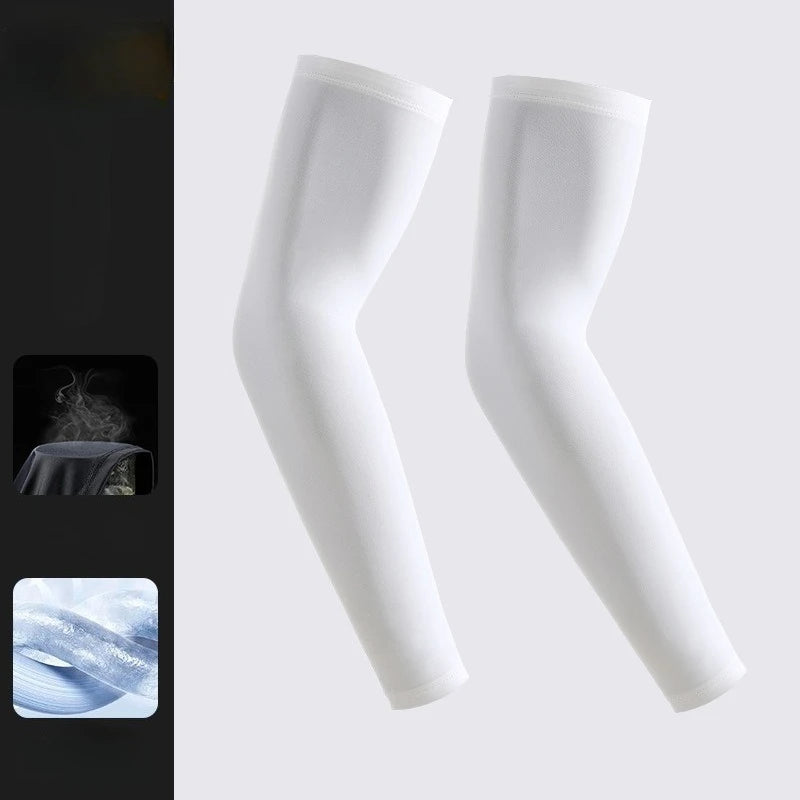 Paar weiße Ice-Seide-Kühl-UV-Armschuhe in vertikaler Ansicht