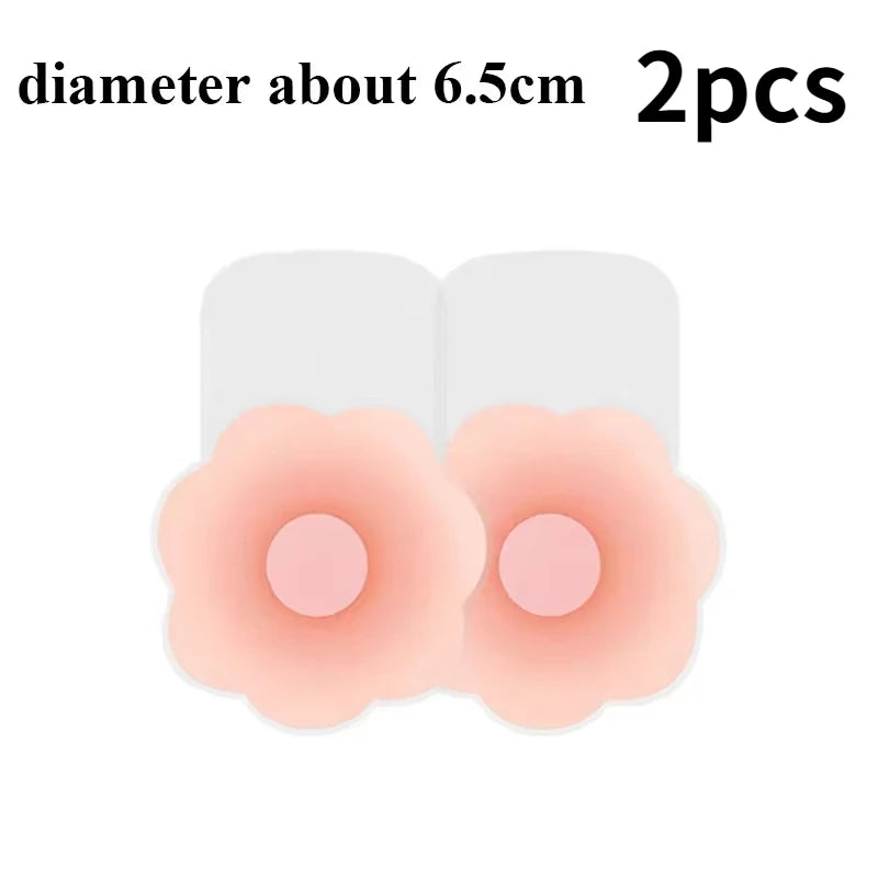 Deux cache-lèvres en silicone rose réutilisables pour soutien-gorge, environ 6,5 cm de diamètre chacun.