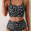 Modelo vistiendo un conjunto bikini de dos piezas estampado floral negro de cintura alta.