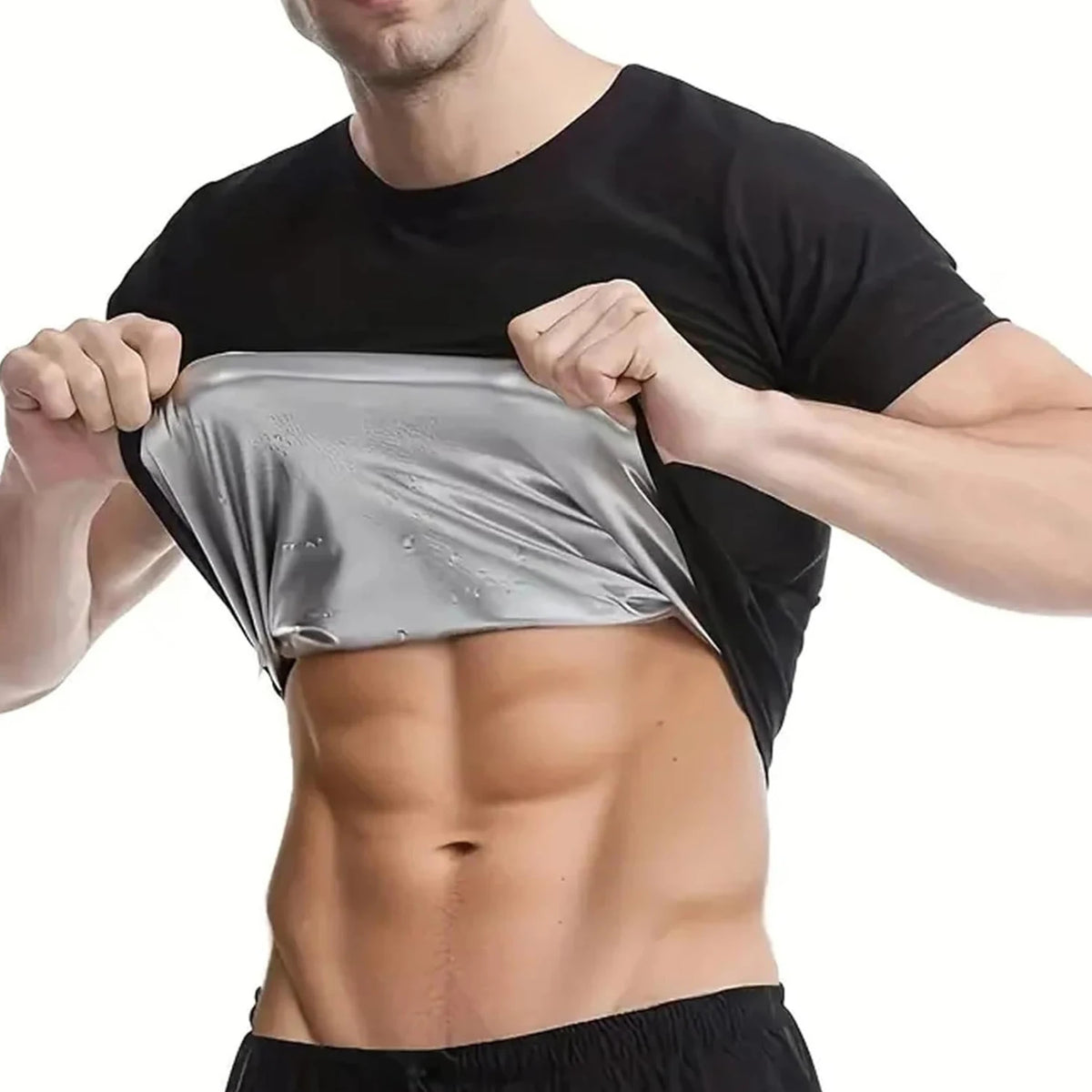 Un homme portant un t-shirt noir et un haut de sauna argenté et brillant.