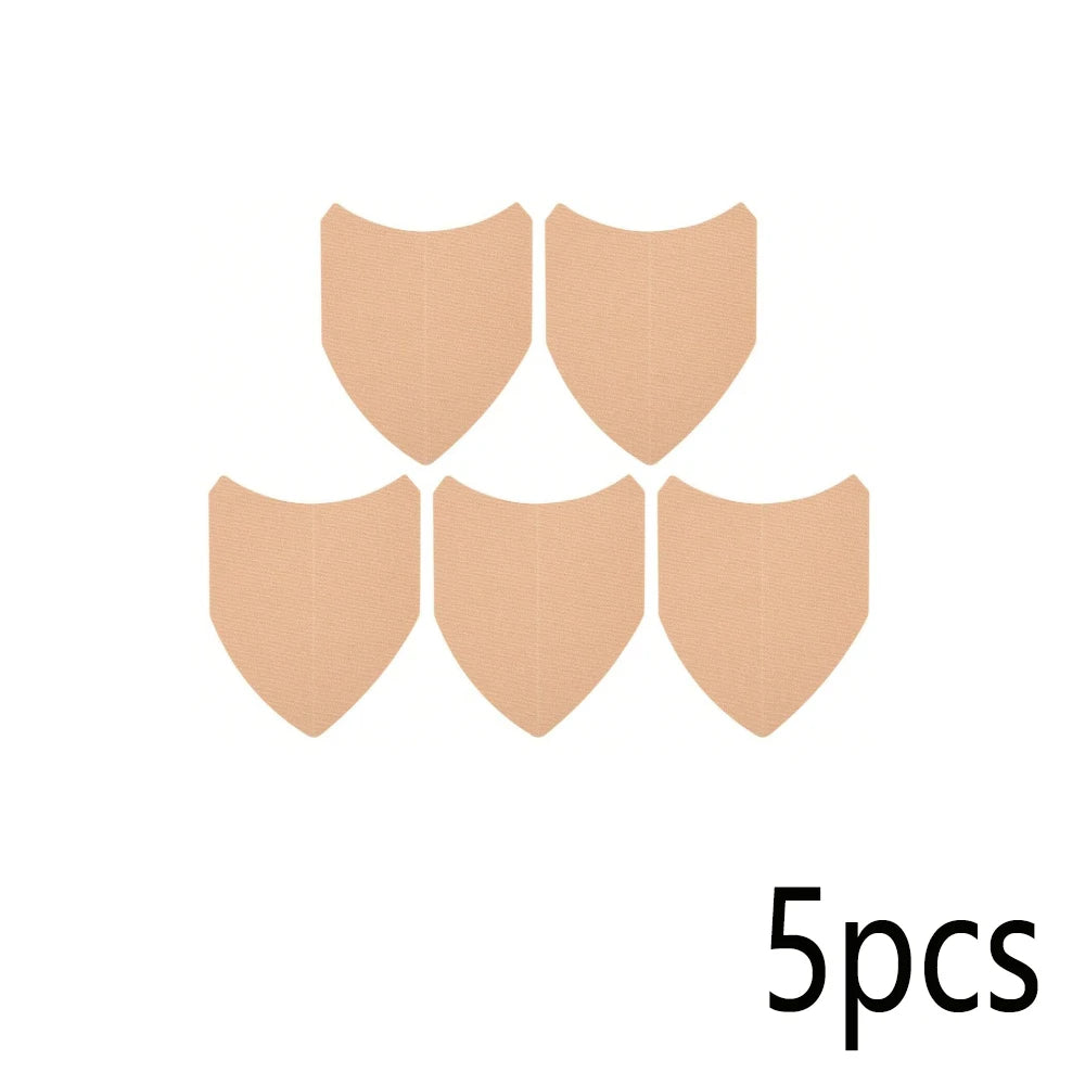 Cinq bandes anti-frottement en forme de bouclier beige pour la cuisse, disposées en rangée.