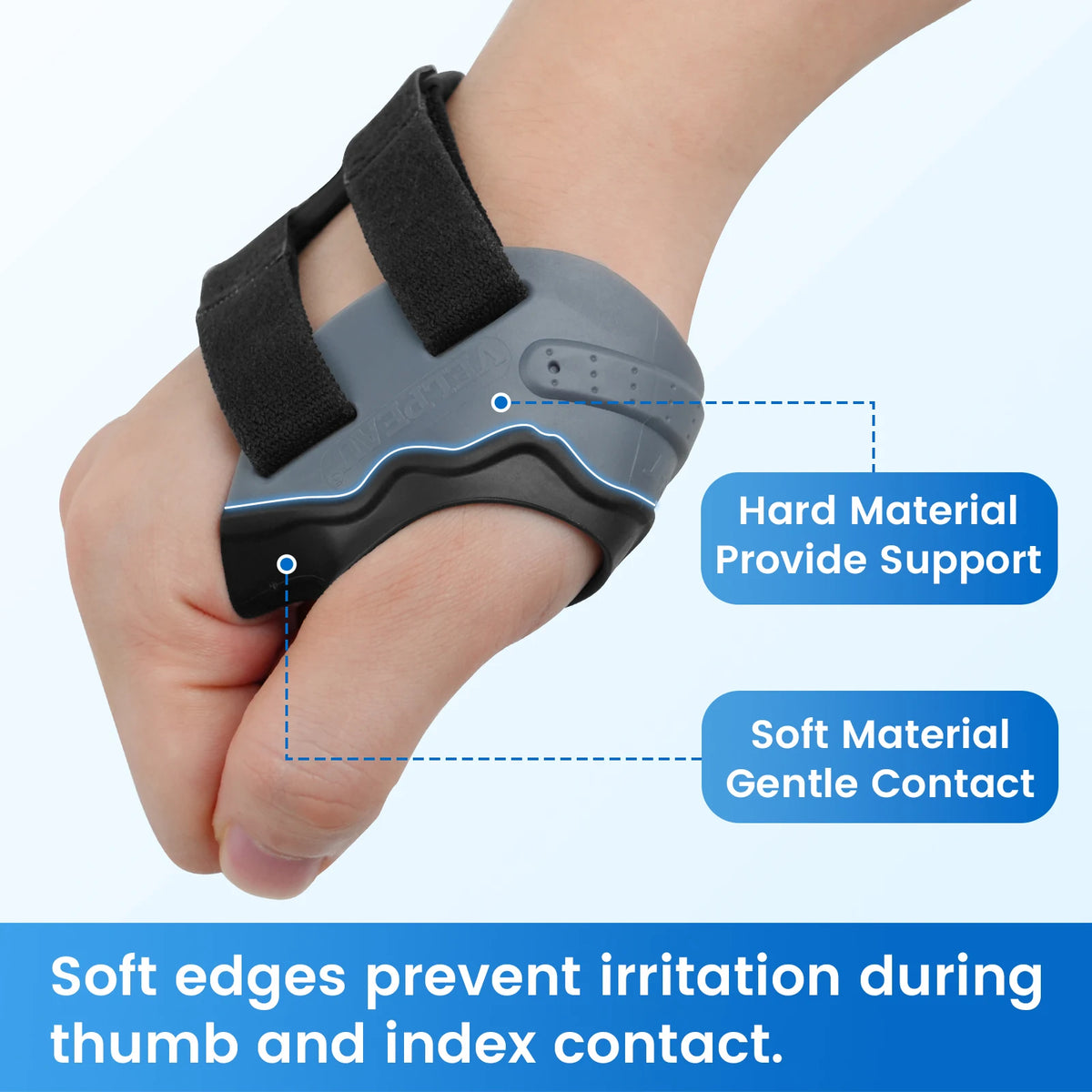 Una mano con una férula para el pulgar negra, diseñada para dar soporte y contacto suave al alivio de la artritis.
