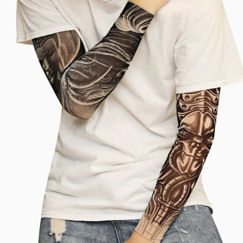 Une personne portant un t-shirt blanc affiche une manche de tatouage brun foncé et tourbillonnante sur son bras.