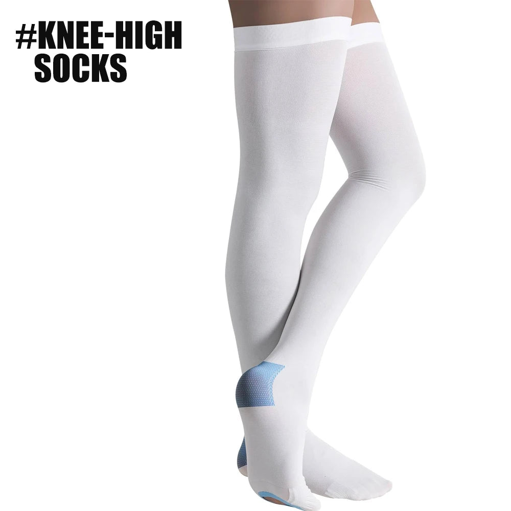 Chaussettes montantes blanches avec un patch de compression bleu clair à la cheville