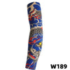 Manche tatouage en maille bleue avec un motif de dragons rouges et blancs.
