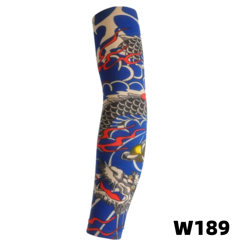 Manche tatouage en maille bleue avec un motif de dragons rouges et blancs.