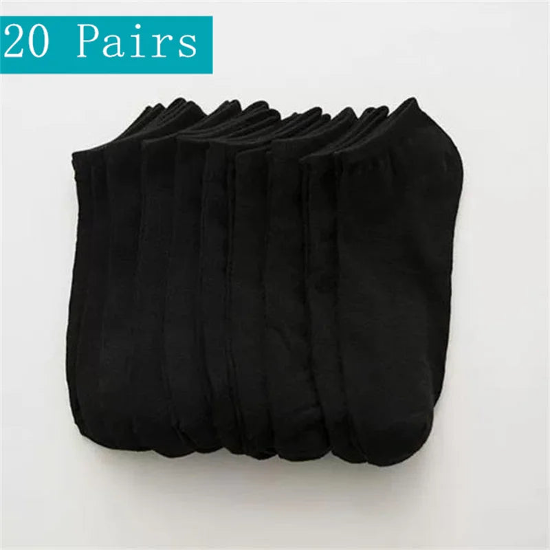 Ein Stapel von 20 Paar schwarzen, atmungsaktiven Polyester-Baumwoll-Strumpfhosen für Herren.