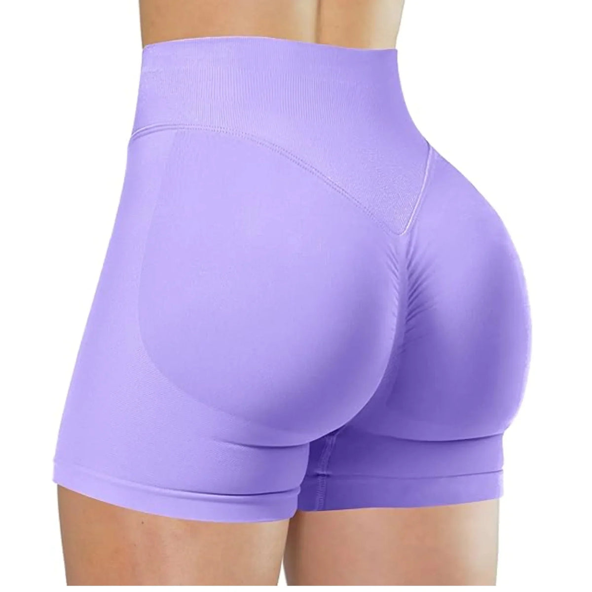 Gros plan d'un short de yoga sans couture violet à taille haute porté par une personne.