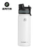 Termo de acero inoxidable aislado blanco con tapa negra y logo plateado.
