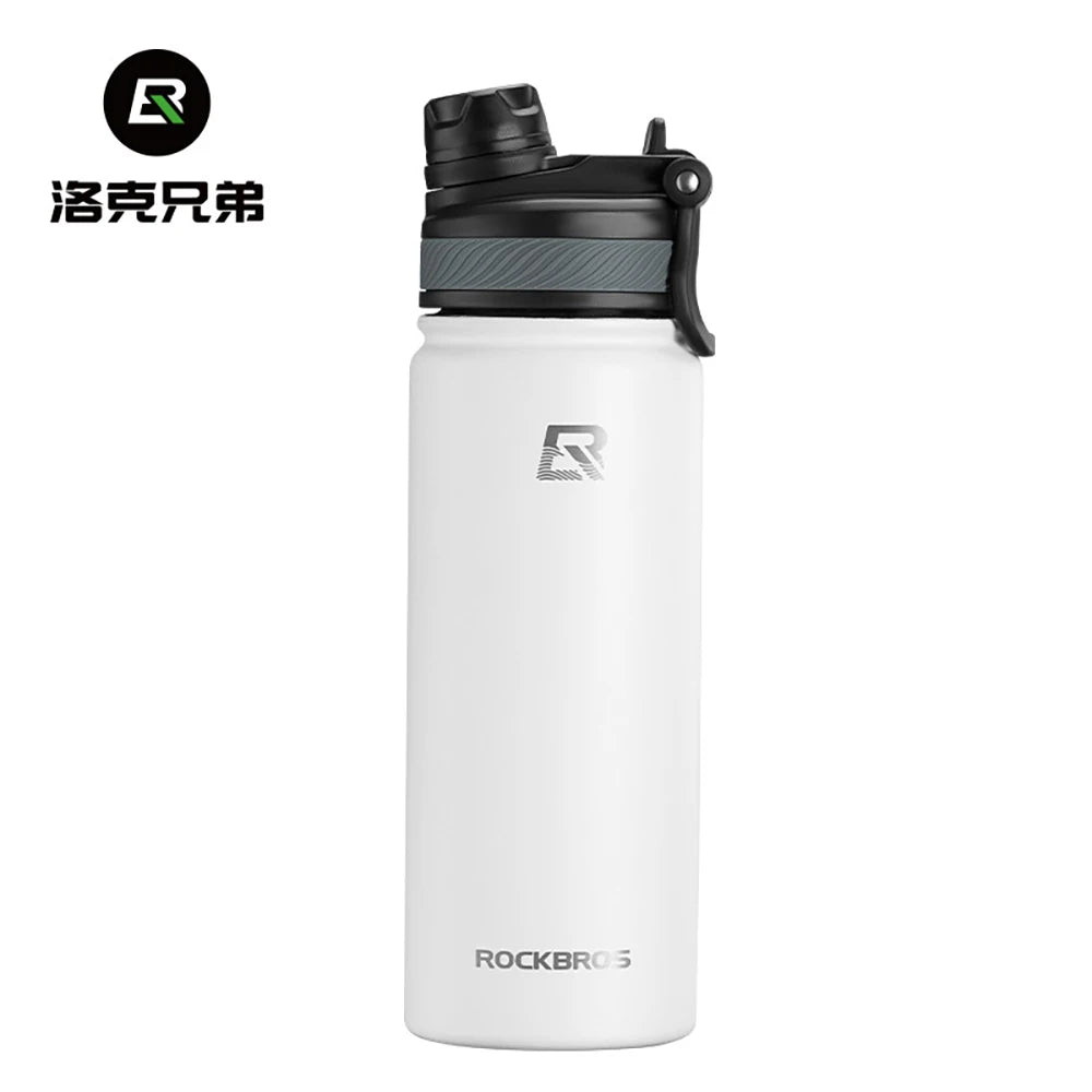 Termo de acero inoxidable aislado blanco con tapa negra y logo plateado.