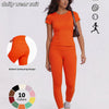 Una mujer modela un traje naranja ultra suave para uso diario con diseño para contorno de trasero e iconos de entrenamiento.
