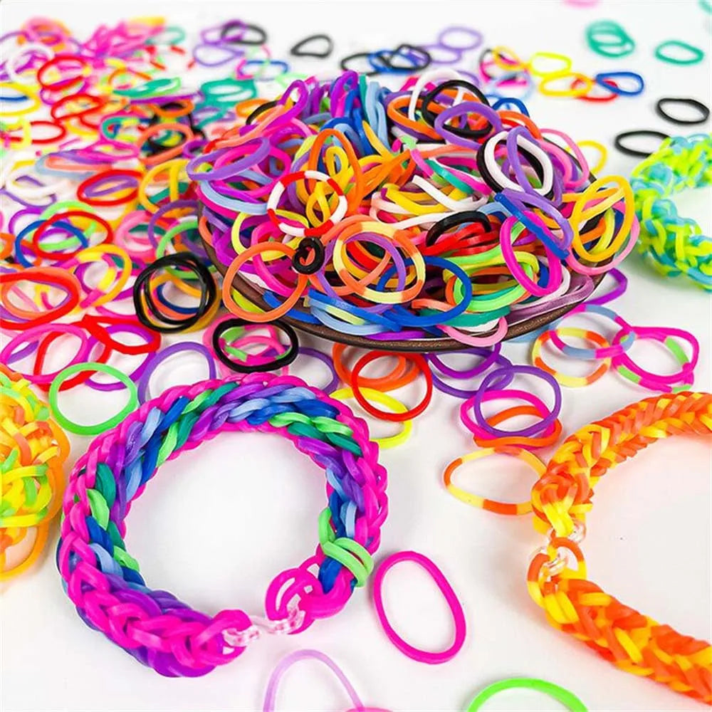 Pila colorida de bandas y anillos elásticos para hacer pulseras