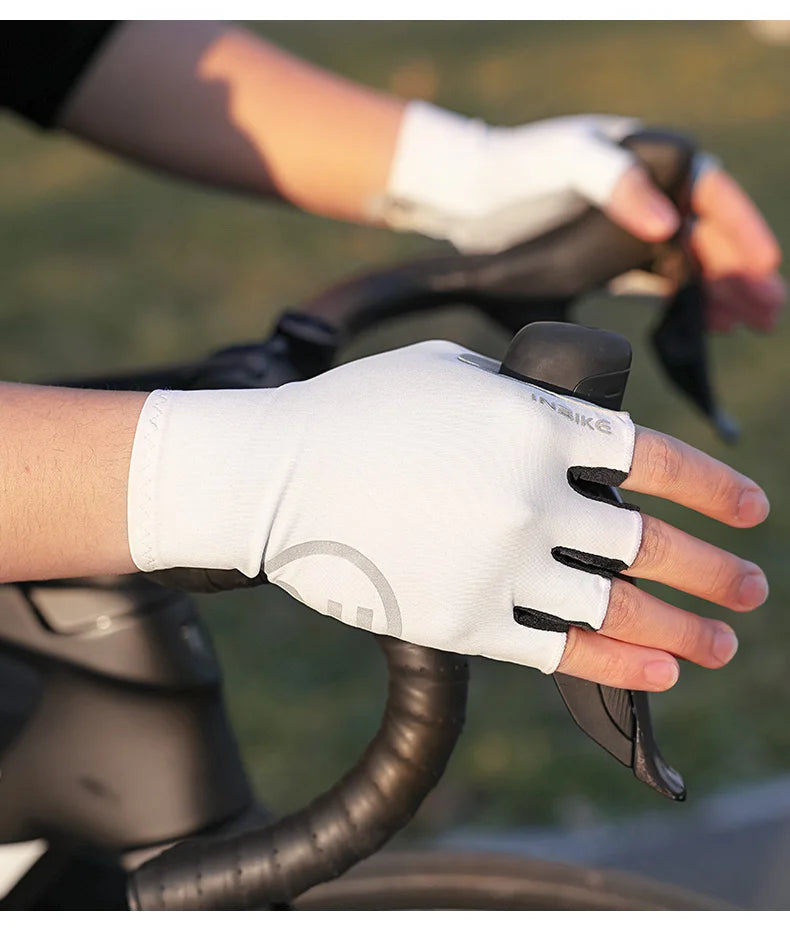 A hand wearing a white half-finger cycling glove is adjusting the fingers of a black bicycle handlebar.