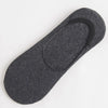 Une paire de chaussettes invisibles en silicone gris foncé et respirantes, posées à plat.