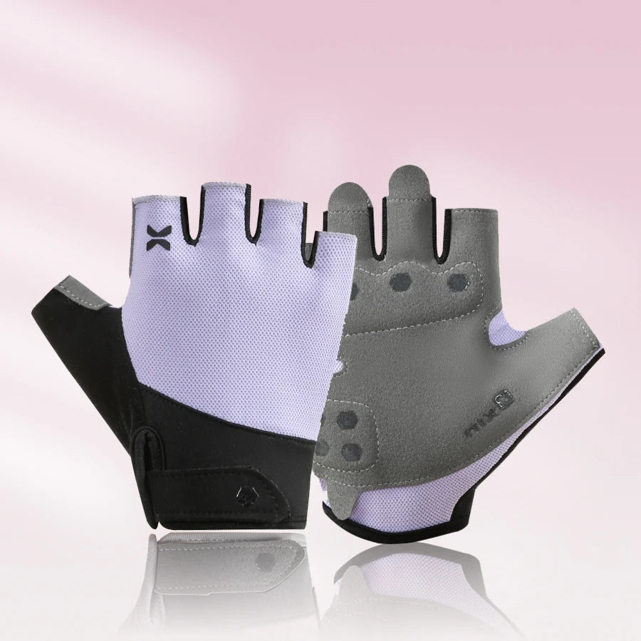 Un par de guantes de ciclismo semidi servicio de color lila claro y gris transpirables