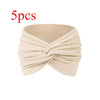 Cinco diademas de tela beige atadas en forma de lazo para fitness y yoga