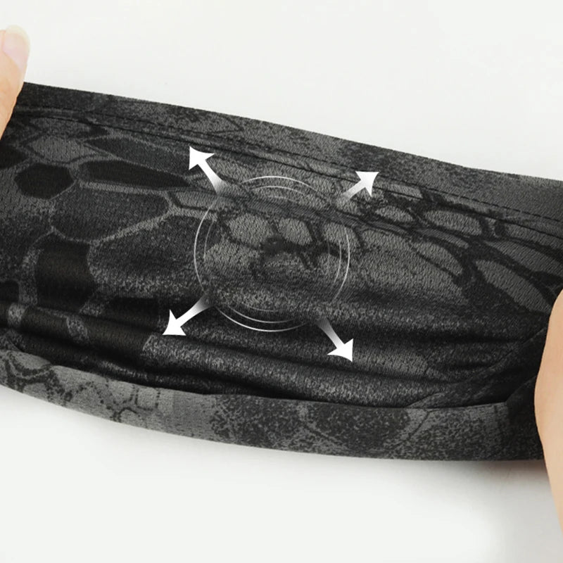 Schwarze atmungsaktive Tarn-Netzkappe mit Schädel, gezeigt auf einer Hand.