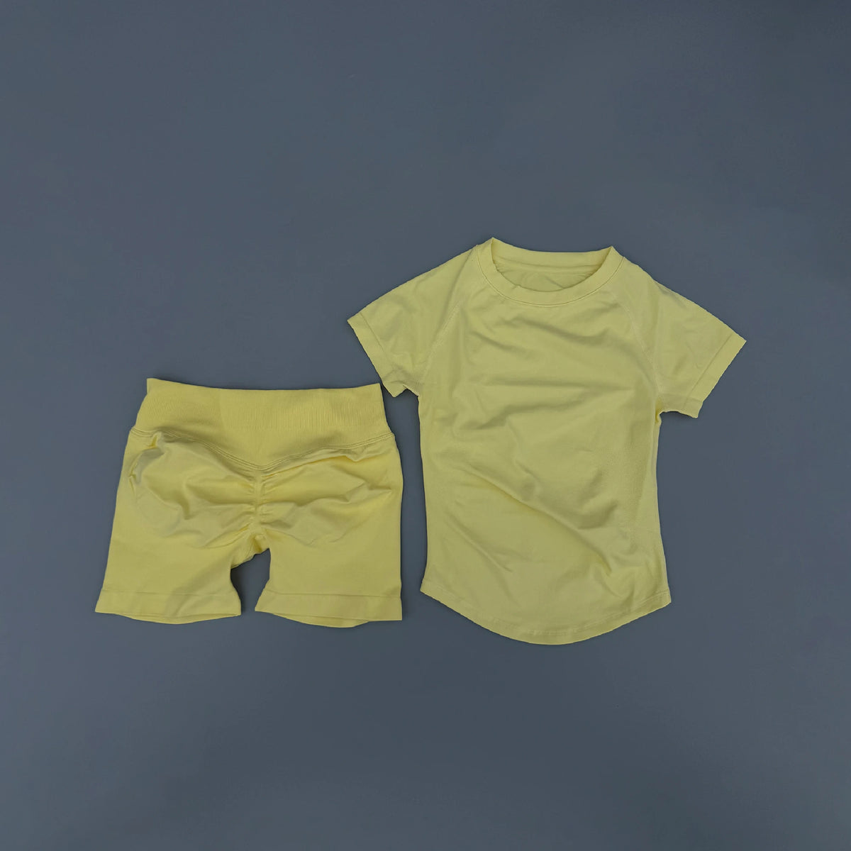 Ensemble de yoga et fitness jaune pour femmes, composé d'un haut à manches courtes et d'un short assorti.