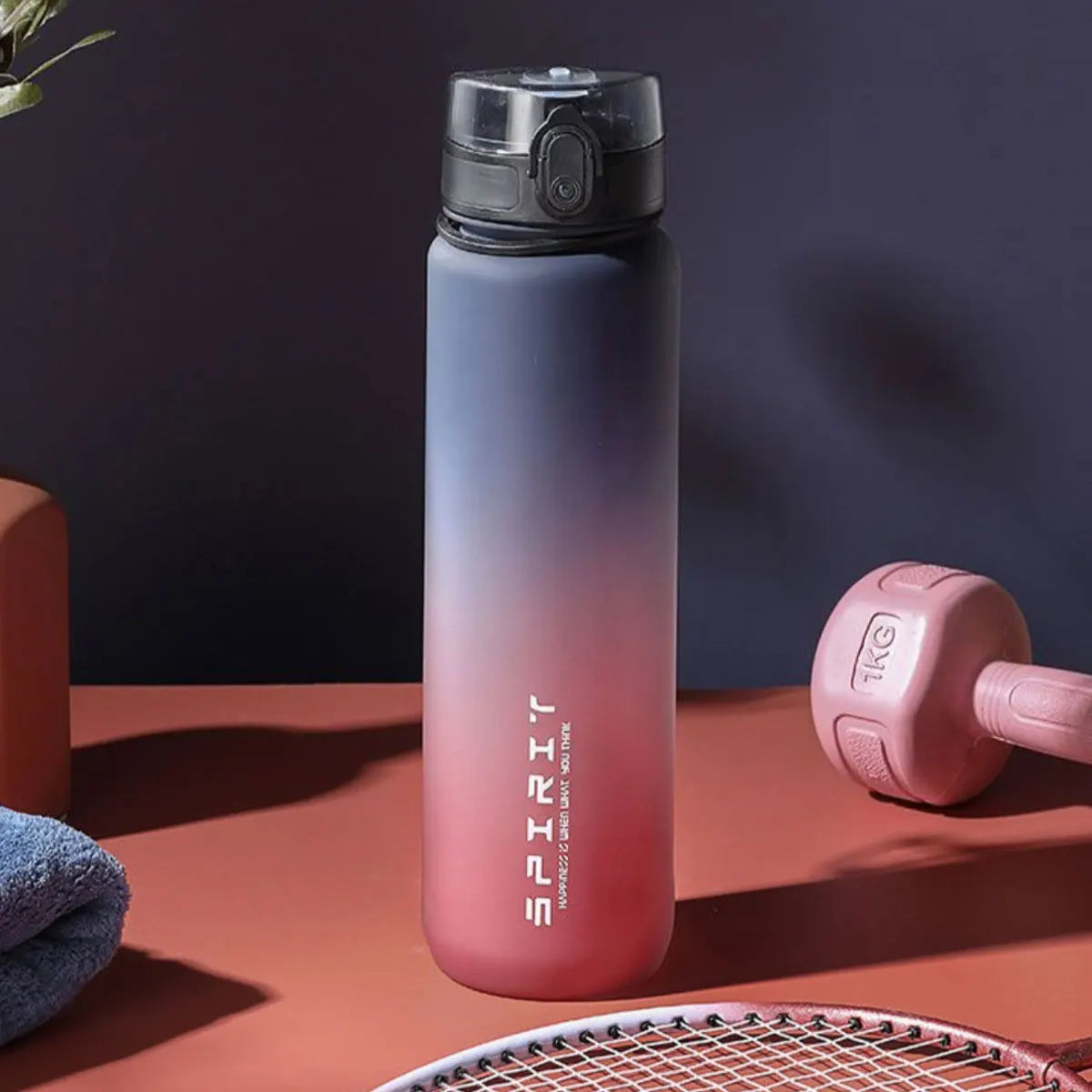 Eine hohe, gradientpinke und violette isolierte Wasserflasche auf einer Holzoberfläche.