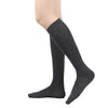 Un par de calcetines largos hasta el muslo de color gris oscuro para mujer