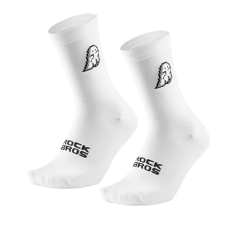 Ein Paar weiße Stricksocken mit einem stilisierten Rock-Bruder-Logo am Fuß.