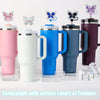 Un set de quatre toppers à paille en silicone en forme de papillon, dans différentes couleurs comme le rose, le blanc, le ble
