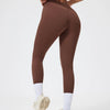 Model trägt nahtlose Yoga-Leggings mit hoher Taille und weiße Socken in neutraler Pose.