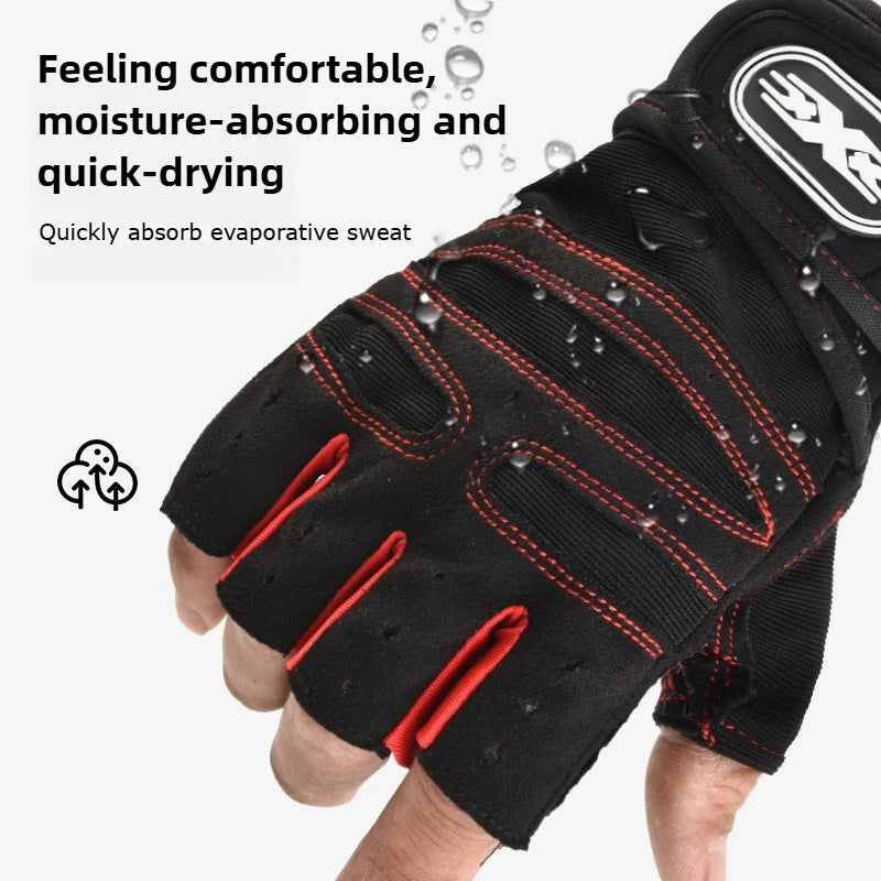 Gants de sport noirs à demi-doigt avec des accents rouges portés sur une main.