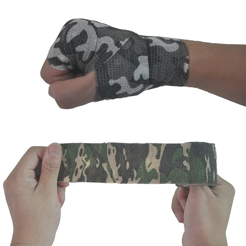 Una mano lleva una venda elástica de camuflaje en su antebrazo y otra mano sostiene una venda similar.