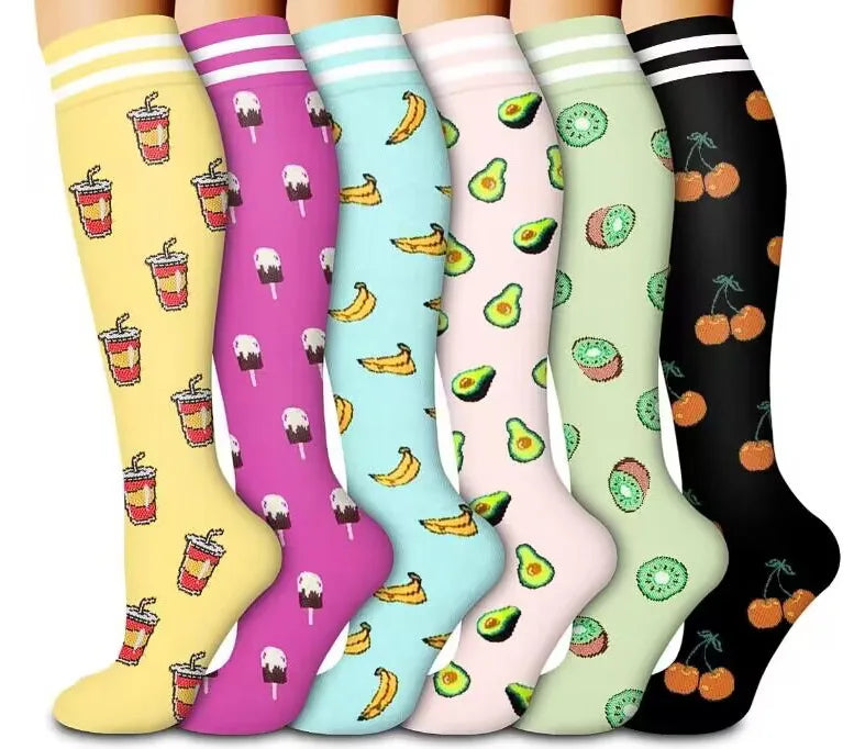 Ein Set von sechs floral gemusterten Kompressionsstrümpfen in verschiedenen Pastellfarben und Designs.