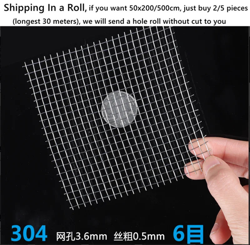 Gros plan d'une maille de fil d'acier inoxydable 304 carrée avec un trou circulaire, tenue par une main.