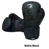 Un par de guantes de boxeo y Muay Thai profesionales de PU negro mate.