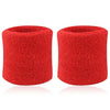 Une paire de bracelets de sport rouges et duveteux pour vêtements de sport.