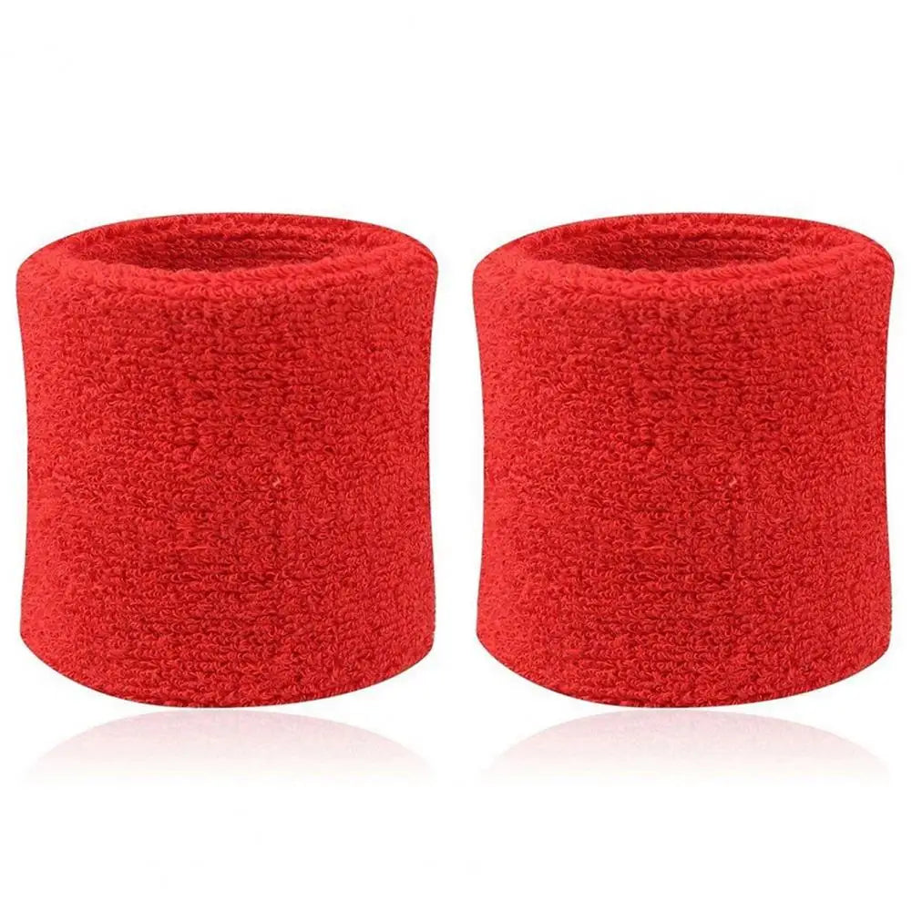Une paire de bracelets de sport rouges et duveteux pour vêtements de sport.