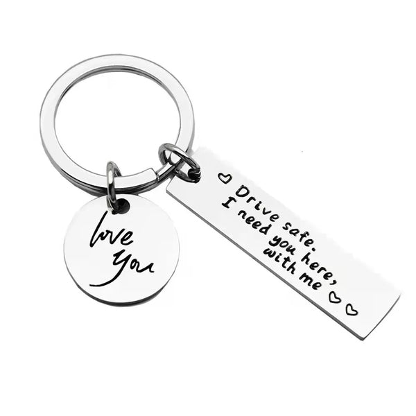 Silberner Schlüsselanhänger mit kreisförmiger Ring und rechteckigem Anhänger, graviert mit "I love you Drive safe I n"