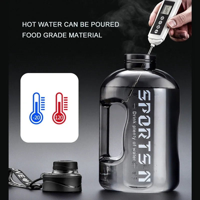 Eine Hand gießt heißes Wasser in eine klare Sportflasche, die ihre Verwendung für lebensmittelechte Materialien demonstriert.
