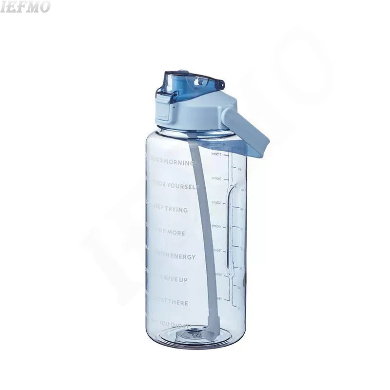Klare Wasserflasche mit blauem Deckel und Zeitmarkierungen zur Verfolgung von Trinkgewohnheiten.