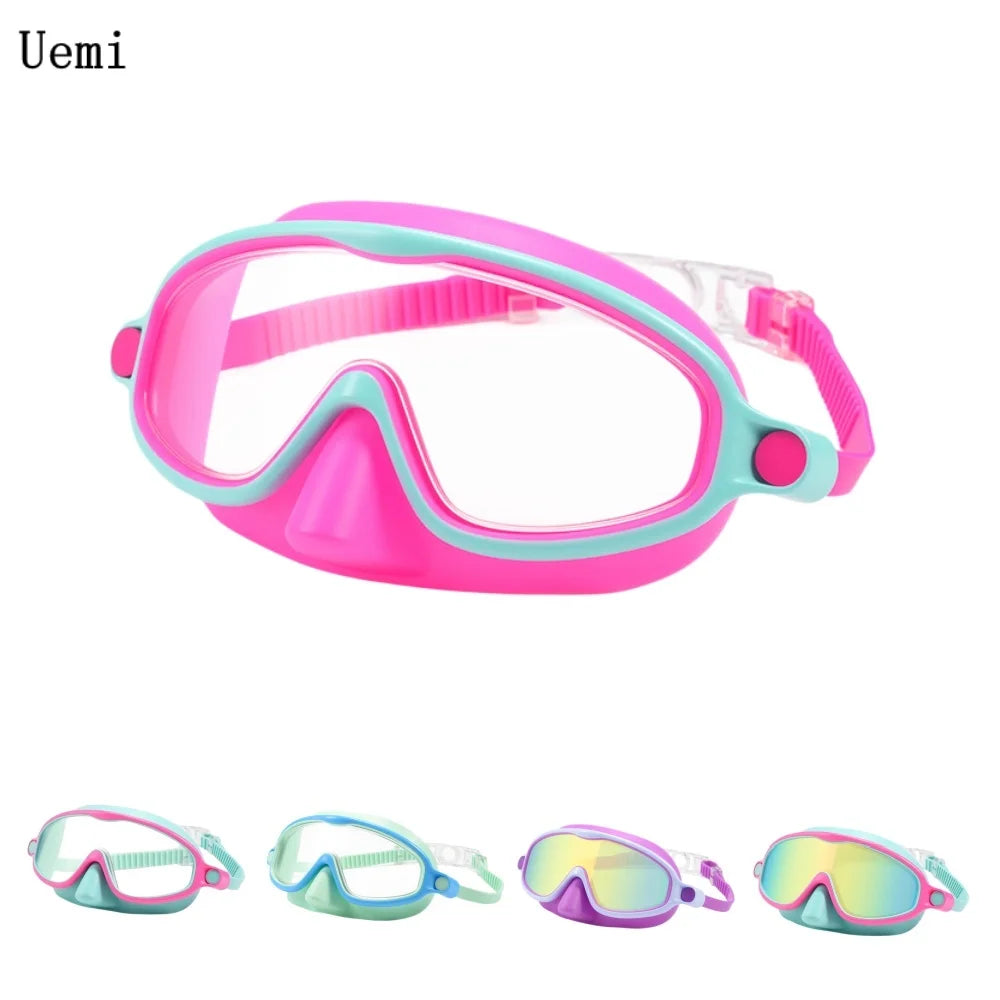 Lunette de natation rose avec lentille transparente et sangle rose, montrée avec plusieurs options colorées.