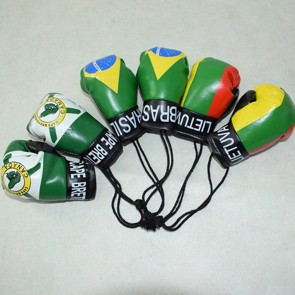 Ein Set Mini-Boxhandschuhe aus Kunstleder in grün und gelb mit Nationalflagendesigns, als Schlüsselanhänger gebunden.
