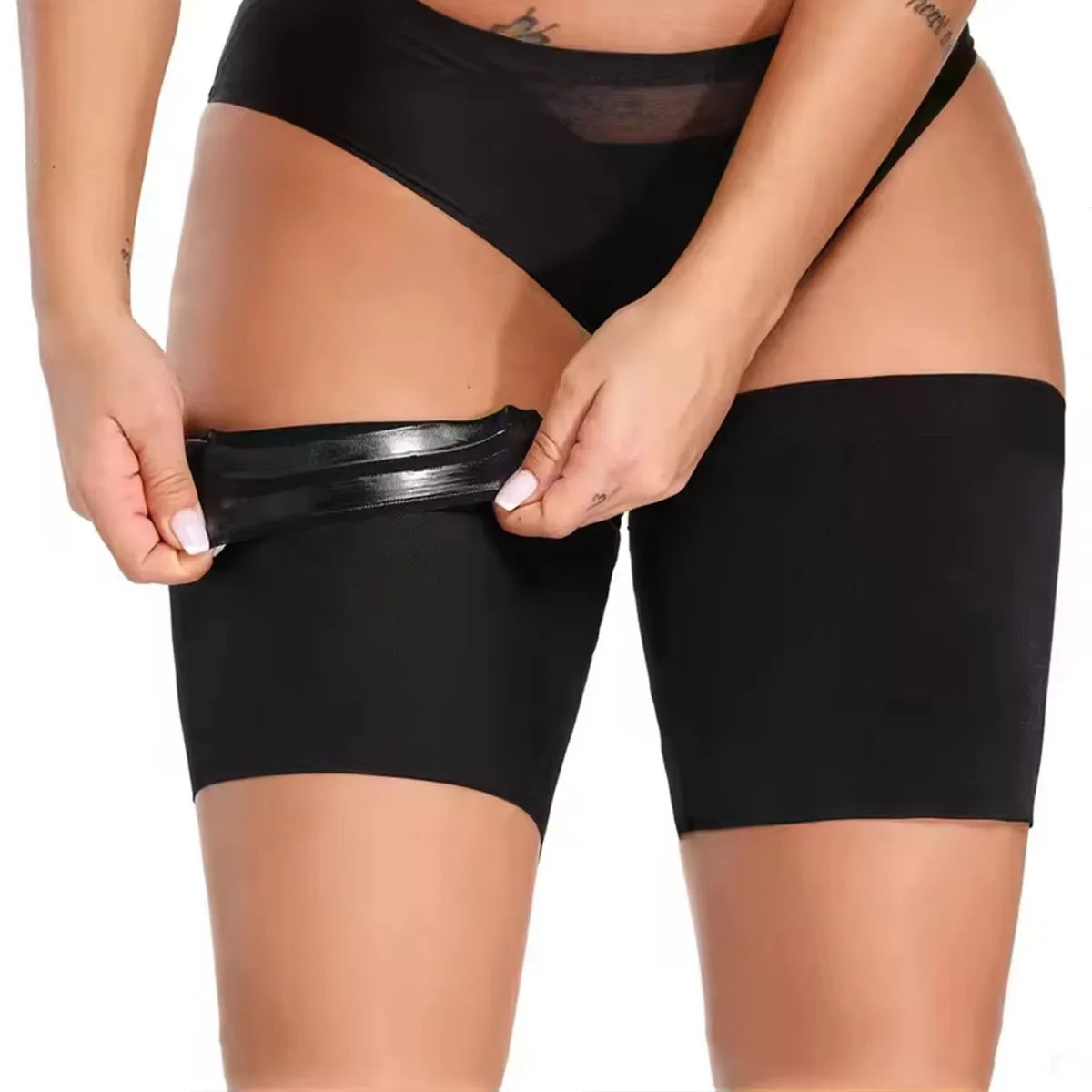 Manchettes de cuisse en silicone antidérapantes noires portées par une personne.
