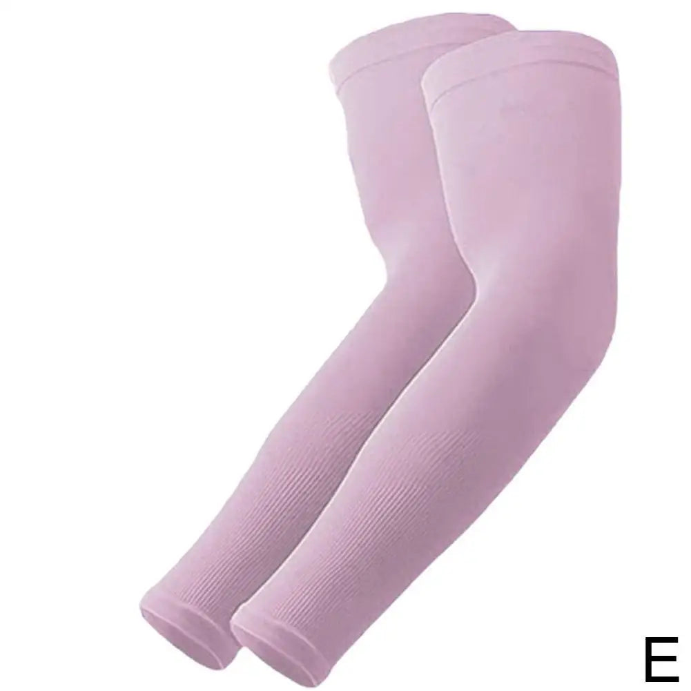 Un par de mangas de nylon para protección UV de color lila claro mostrados extendidos.
