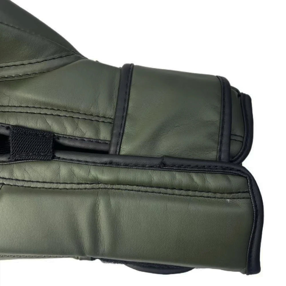 Nahaufnahme eines dunkel olivgrünen PU-Leder-Boxhandschuhs.