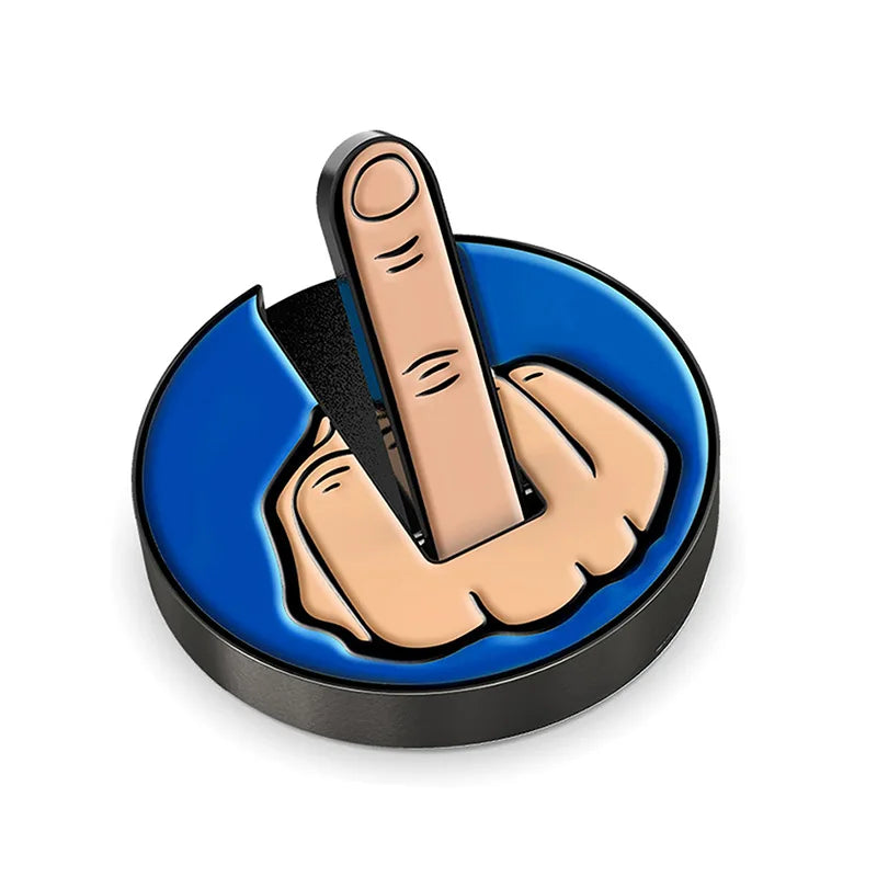 Primer plano de un clip marcador para bola de golf magnético, mostrando el pulgar y el dedo índice sujetando el dispositivo.