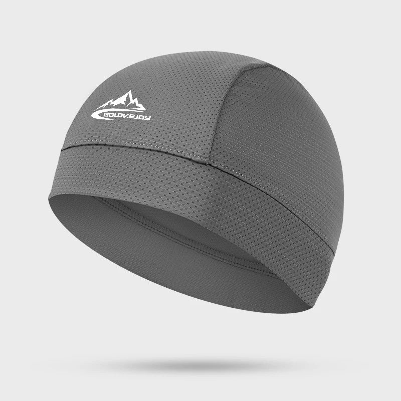 Gorro transpirable gris con logotipo de montaña blanca en la parte delantera.