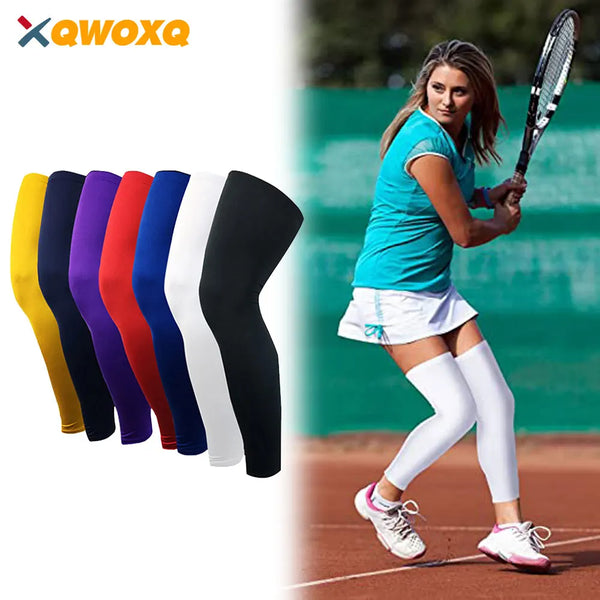 A female tennis player wearing black compression leg warmers and a teal shirt on a court.