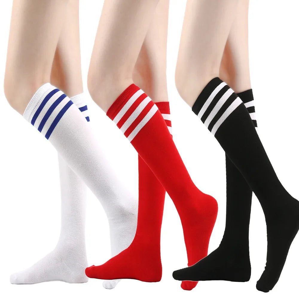 Un set de calcetines thigh high a rayas sobre la rodilla en blanco, rojo y negro.