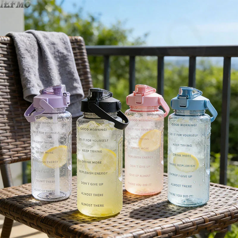 Klare Wasserflasche mit Zeitmarkierung und verschiedenen farbigen Sportgetränken auf einem geflochtenen Tisch.