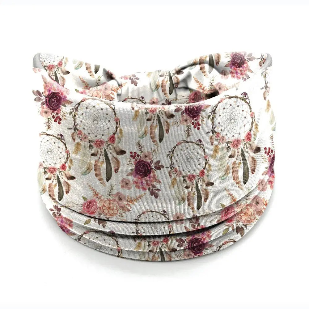 Un bandeau à cheveux large avec un motif bohème de fleurs roses et mauves sur fond clair.